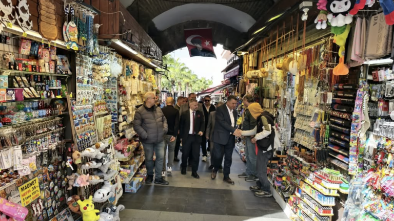 MHP Kuşadası’ndan çarşı esnafına ziyaret