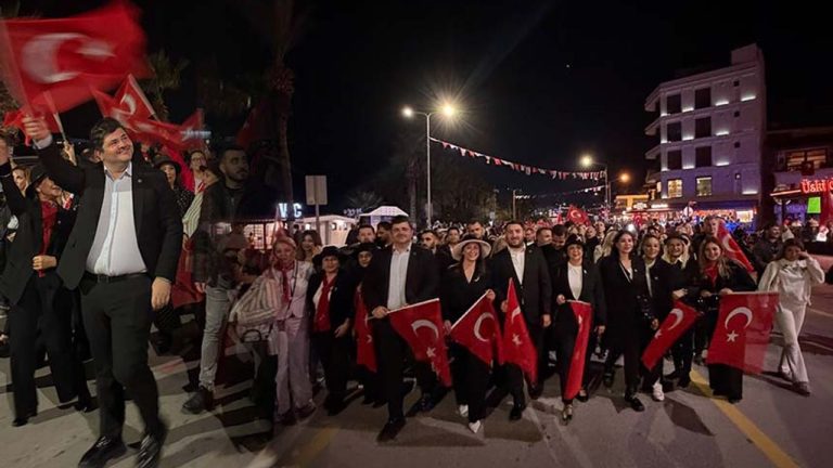 CHP Kuşadası sahada güç gösterisi yaptı: Kuşadası sokaklarında cumhuriyet coşkusu