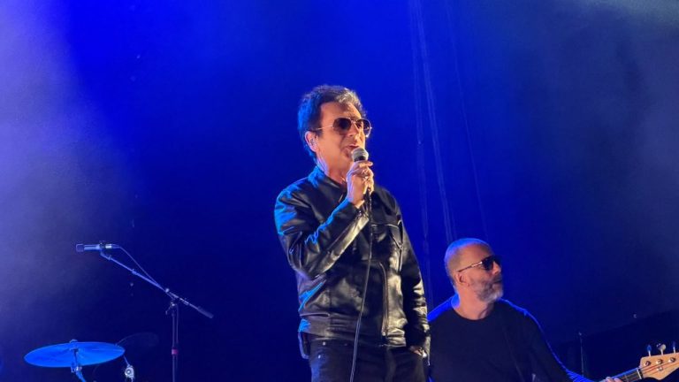 Aydınfest’te binlerce kişi Teoman’a eşlik etti! Hayranına jesti büyük alkış aldı