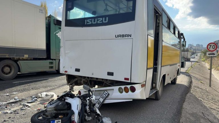 Motosiklet otobüse çarptı: 1 kişi hayatını kaybetti, 1 ağır yaralı