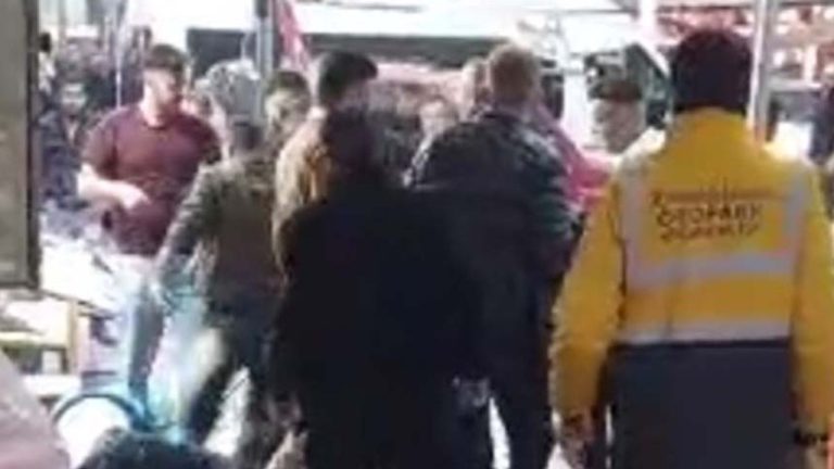 Çarşı karıştı.. 4 kişi kaçtı, 1 kişi ağır yaralı