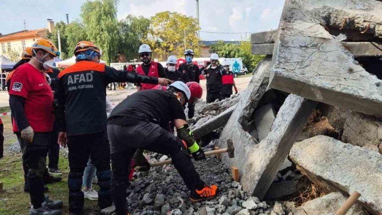 Aydın’da afet tatbikatı gerçeğini aratmadı