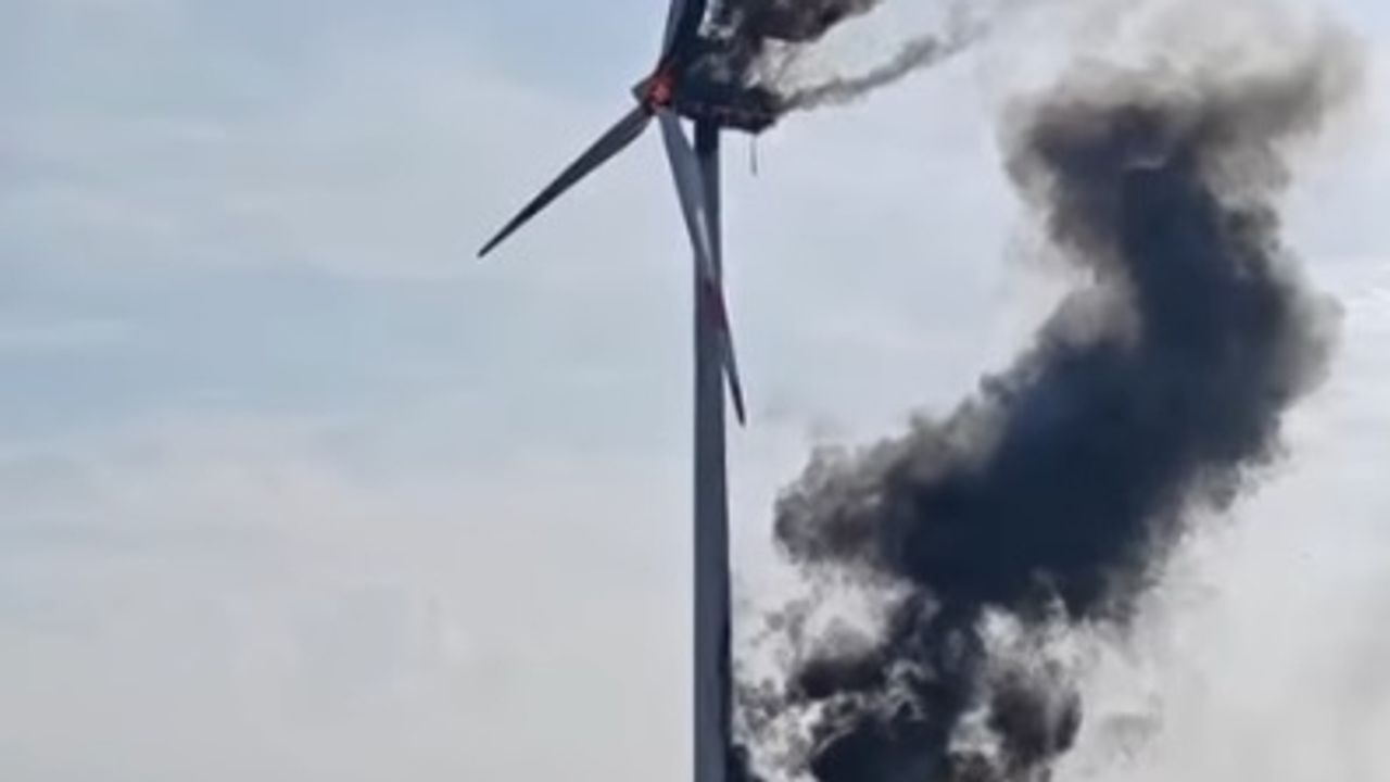 Aydın’da rüzgar türbini yandı
