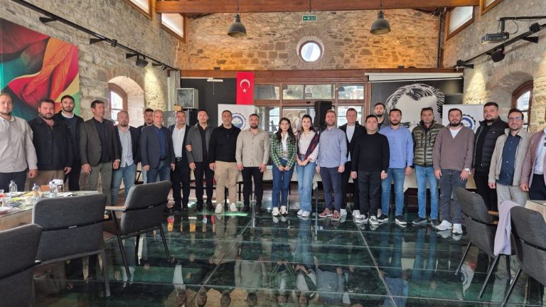 SÖGİAD’da yeni üyelere rozet takıldı! Gözler 28 Kasım’daki etkinliğe çevrildi