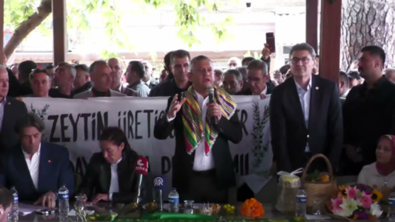 Özgür Özel, Balıkesir'de zeytin üreticisiyle buluştu