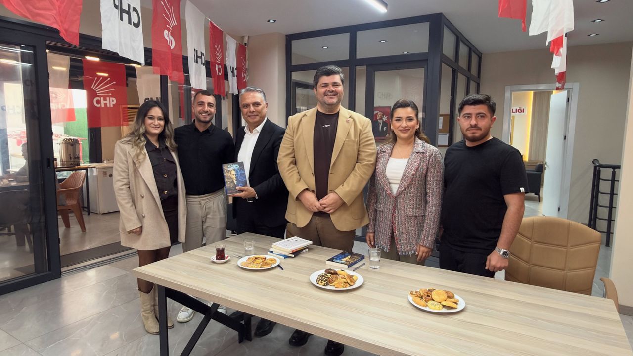 Kuşadası’nda "21. Yüzyılda Yeniden Cumhuriyet" söyleşisine yoğun ilgi