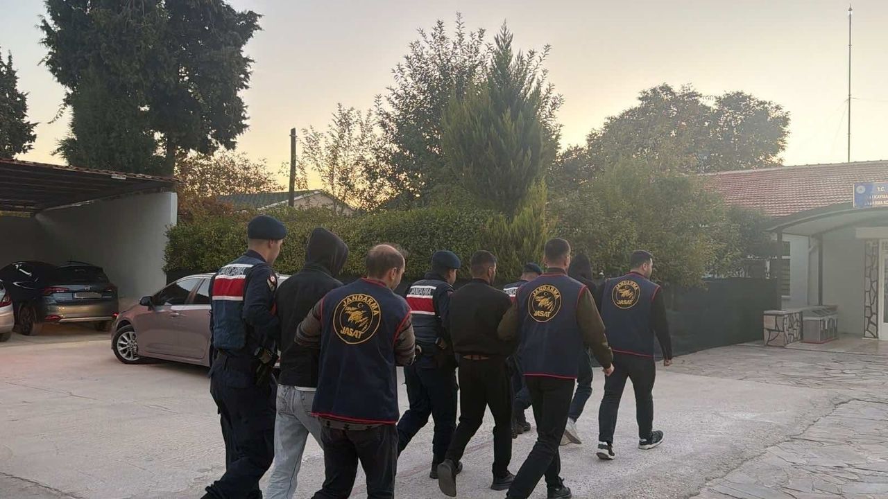 Sahte jandarmalar gerçek jandarmalara yakalandı