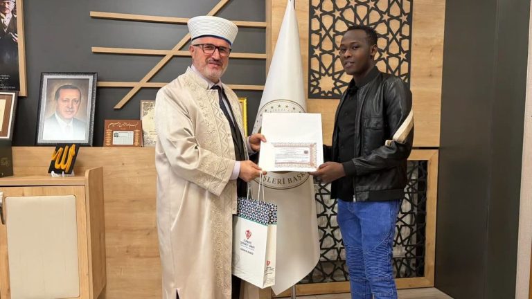 Porselen fabrikasında çalışan 3 Kenyalı Müslüman oldu