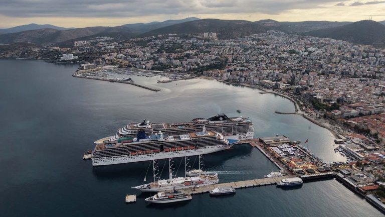 Kuşadası’na 4 gemiyle 6 bin turist geldi