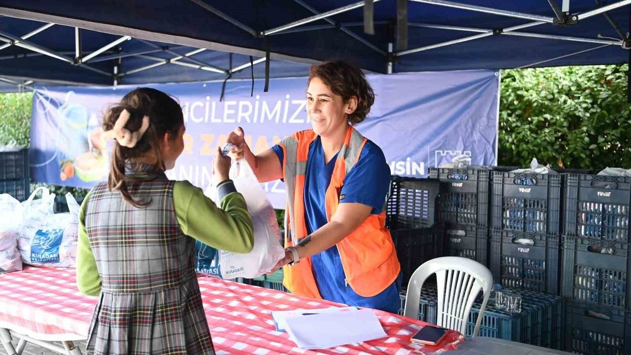 Kuşadası’nda çocuklara 3 haftada 4 bin 200 beslenme paketi dağıtıldı