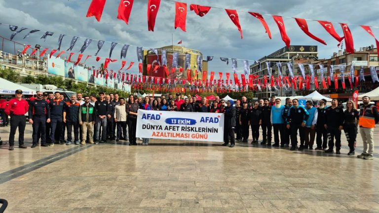 Aydın’da afet farkındalığı için stant açıldı: Afetlere hazırlık anlatıldı