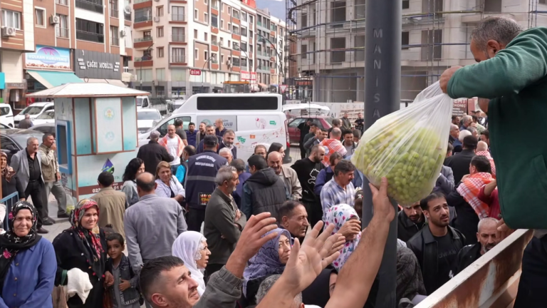 Manisa’da üzüm isyanı: 1 tır üzüm dağıtıldı!