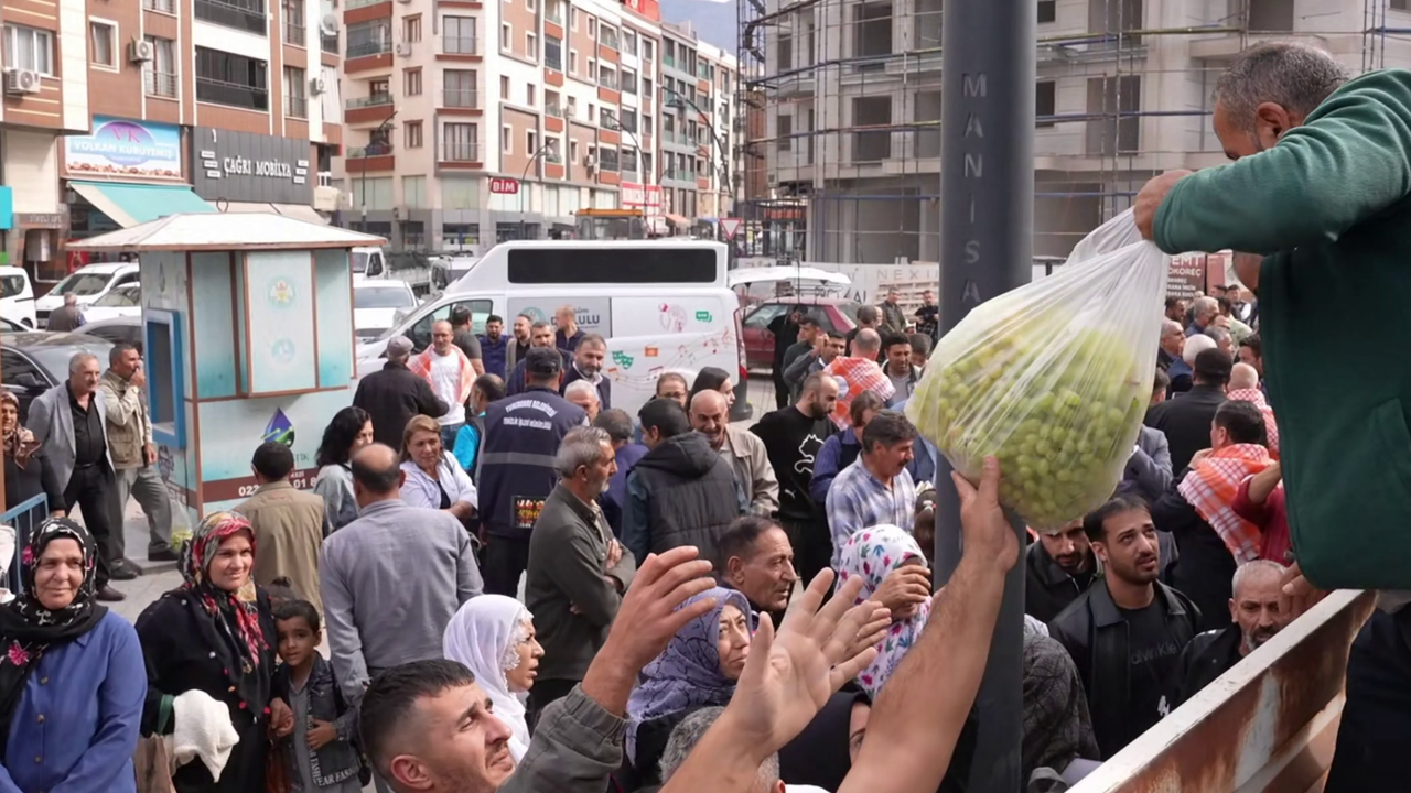 Manisa’da üzüm isyanı: 1 tır üzüm dağıtıldı!