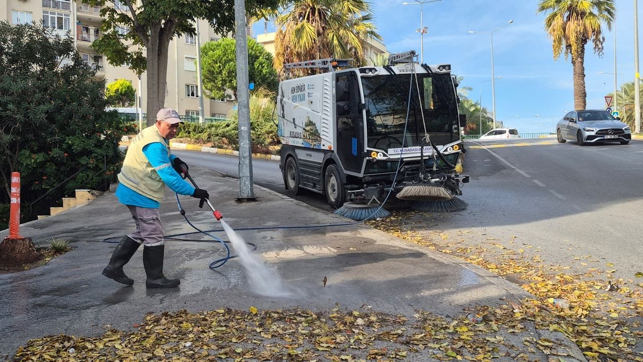 Kuşadası'nda temizlik mesaisi hız kesmiyor