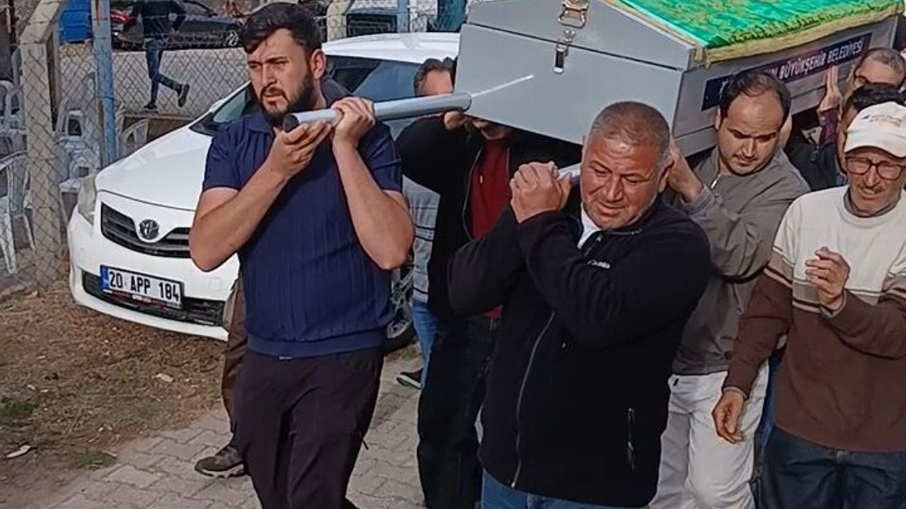 Annesi defnedildikten 8 saat sonra vefat eden Tayfun, Karacasu'da toprağa verildi