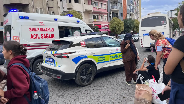 Aydın’da minibüs kapısı 16 yaşındaki genç kızı yere serdi!