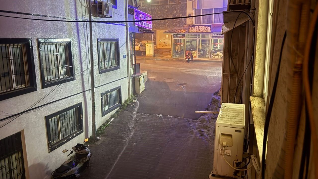 Kuşadası'nda yağmur mesaisi: Yollar göle döndü