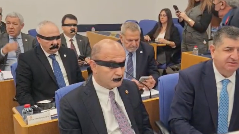 Halk TV protestosu: YENİ Parti milletvekilleri siyah kurdelelerle gözlerini ve ağızlarını kapattılar