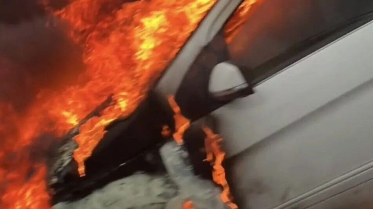 Kuşadası'nda araç alevlere teslim oldu