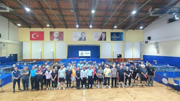 Aydın’da kamu personelleri masa tenisinde kıyasıya mücadele etti