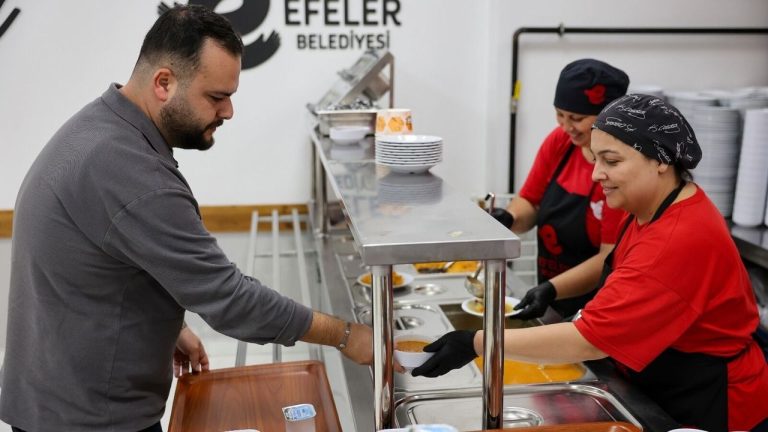 Efeler’in halk sofrası misafirlerini ağırlıyor