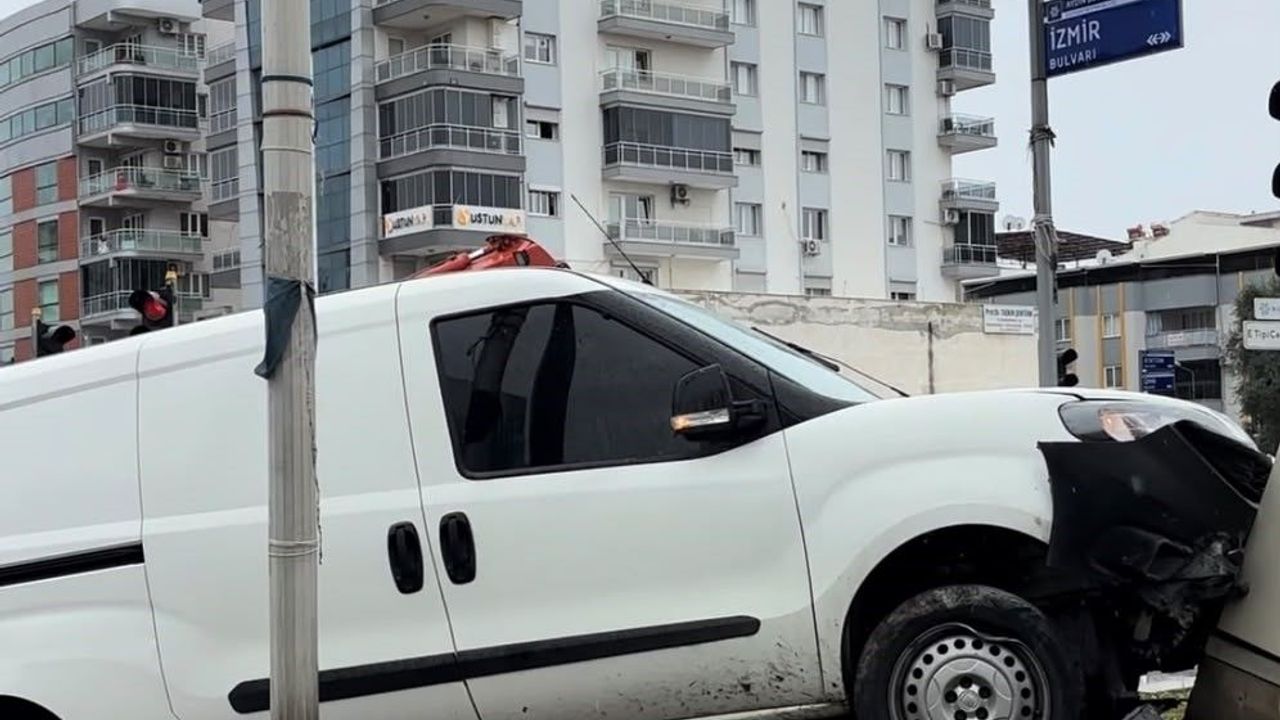 Aydın’da yağış kazayı getirdi: Otomobil trafoya çarptı