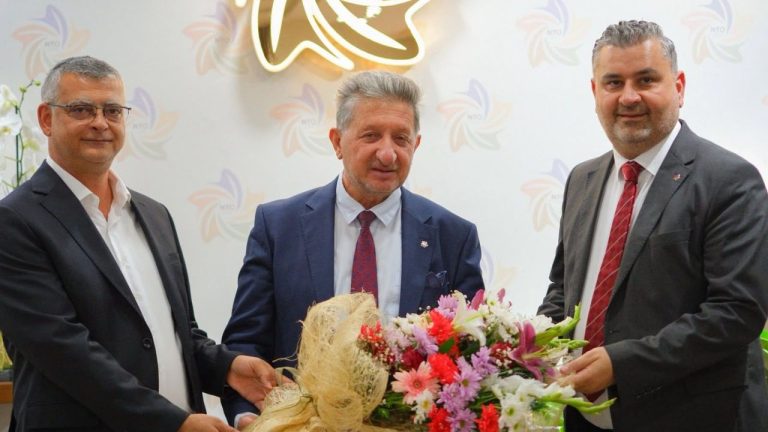 Nazilli Ticaret Odası'nda centilmenlik rüzgarı: Görev değişimi çiçeklerle gerçekleşti