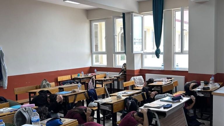 Didim'de sirenler çaldı! Öğrenciler harekete geçti