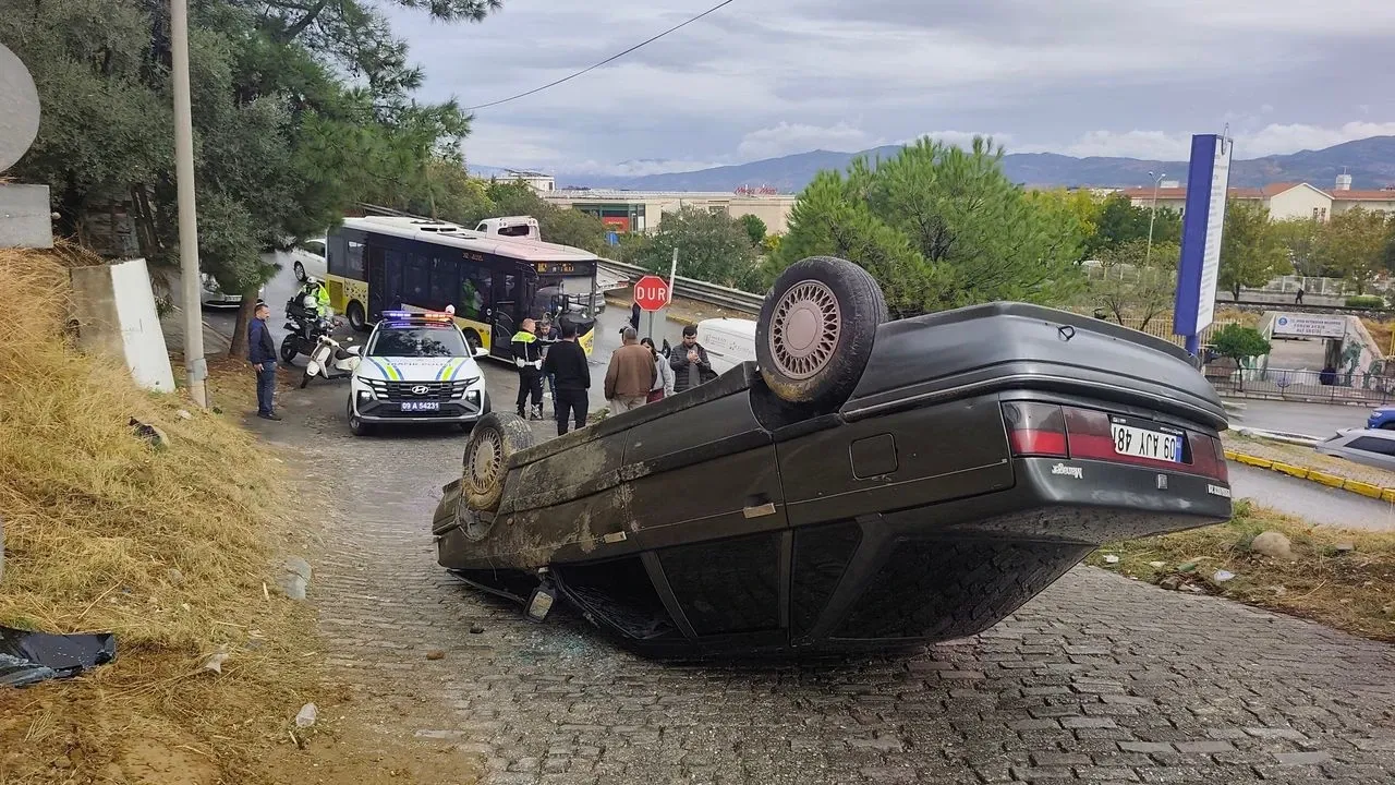 Efeler'de freni tutmayan otomobil takla attı