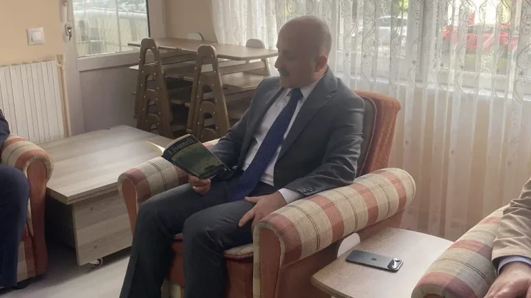 Vali Varol görme engelliler için mikrofon başında