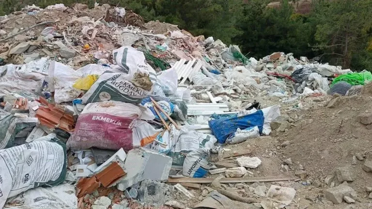 Yaylaköy'de doğayı molozla boğdular