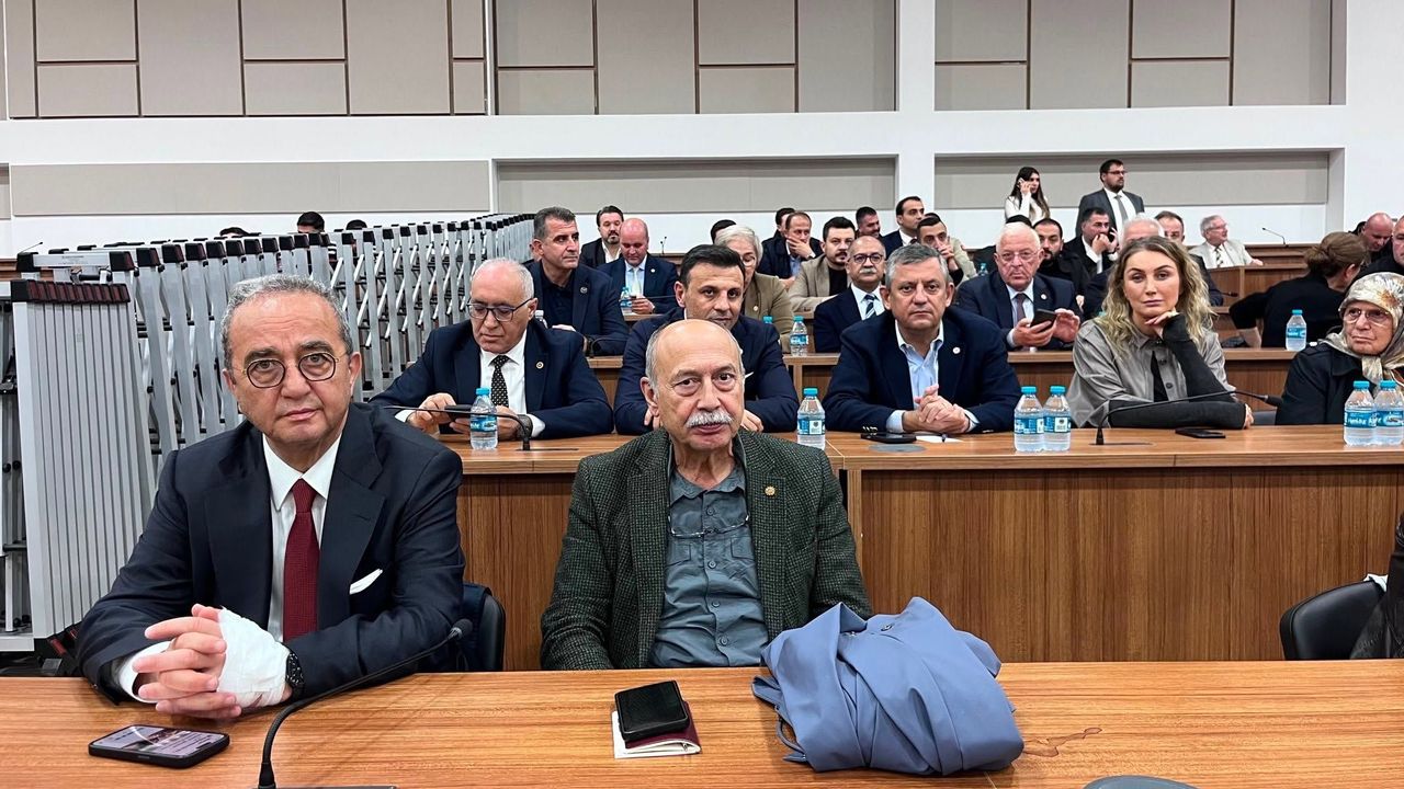Gergin halleri dikkat çekiyordu: Tezcan, eli sargı beziyle sarılı halde görüntülendi