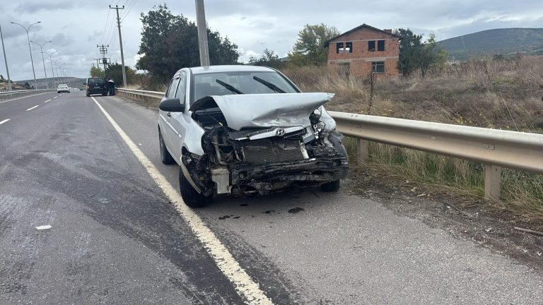 Otomobil bariyerlere çarptı: 1 yaralı