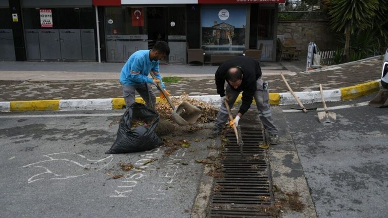 Kuşadası’nda fırtına sonrası ekipler sahaya indi