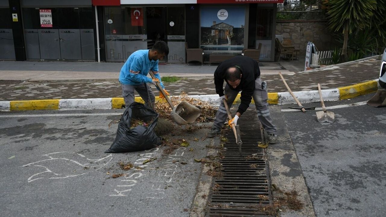Kuşadası’nda fırtına sonrası ekipler sahaya indi