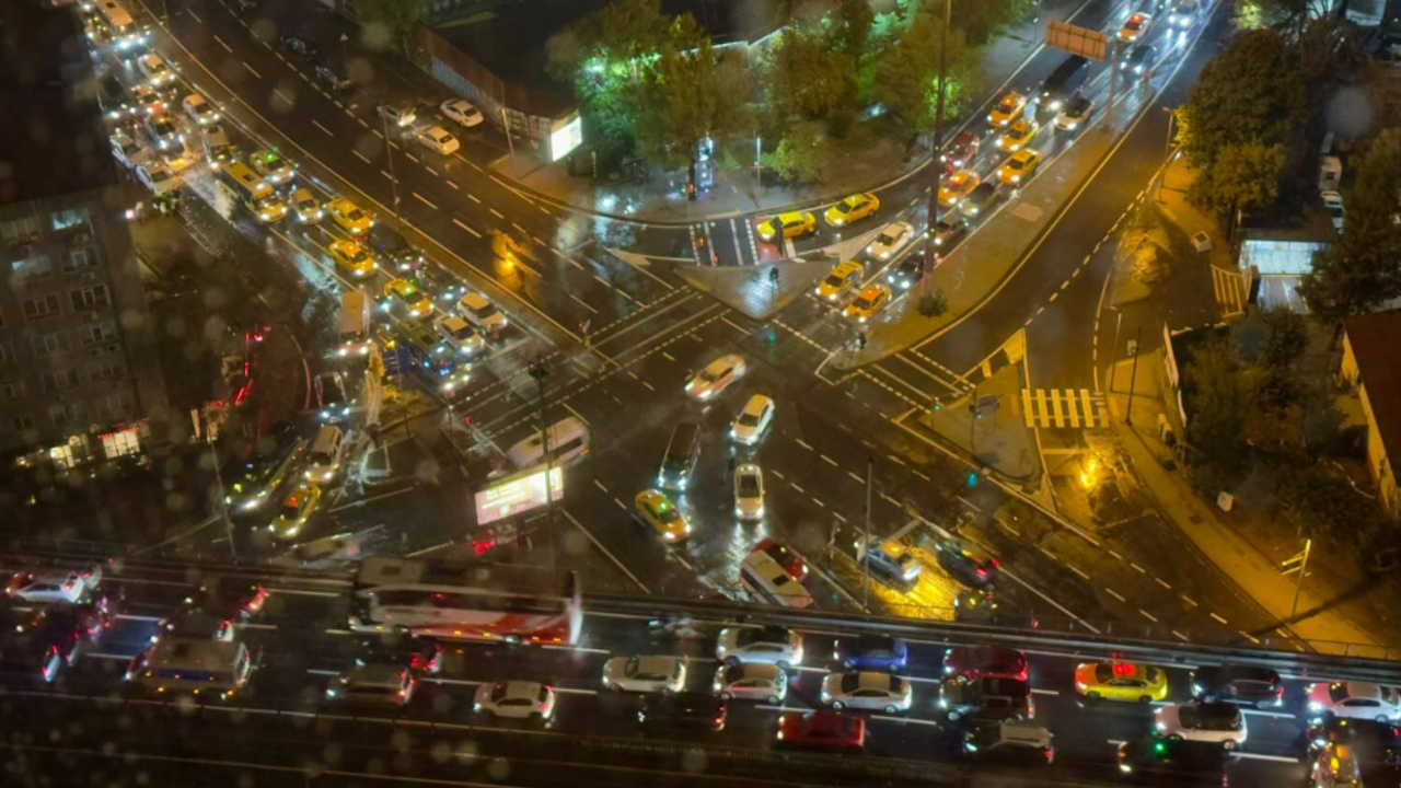 Fatih'te bir çocuk parkta su birikintisinde elektrik akımına kapılarak öldü