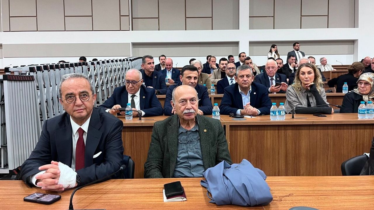 İmamoğlu duruşmasında ‘Bülent Tezcan’ detayı! Tezcan sargılı eliyle ön safta yer aldı