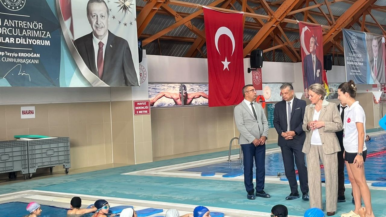 Nazillili çocuklar geleceğe kulaç atıyor! 1 yılda 2 bin 580 öğrenci yüzme öğrendi