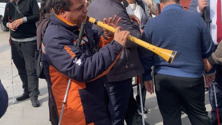 Aydın'da görme engelli Baysal Aşık Veysel’in eserini zurnayla çaldı