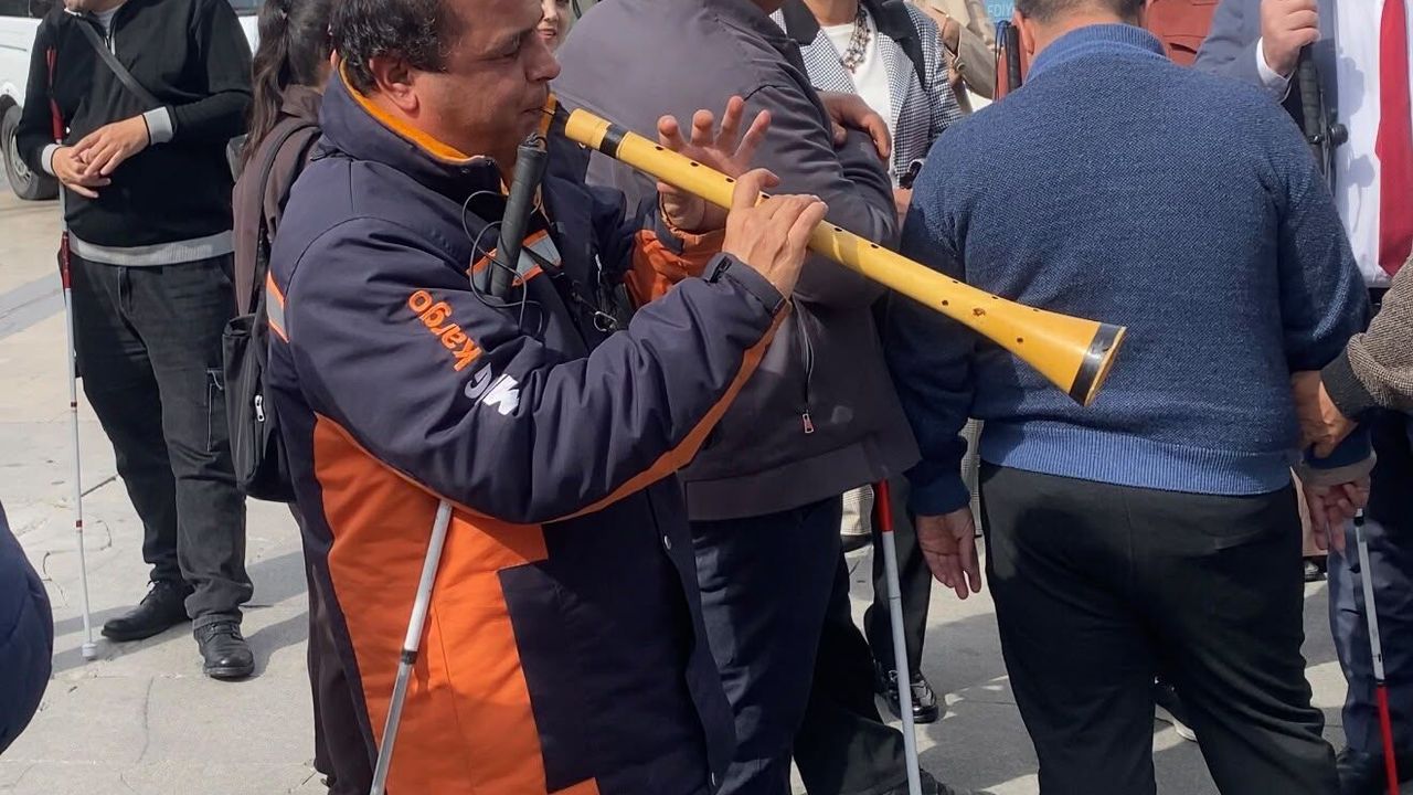 Aydın'da görme engelli Baysal Aşık Veysel’in eserini zurnayla çaldı