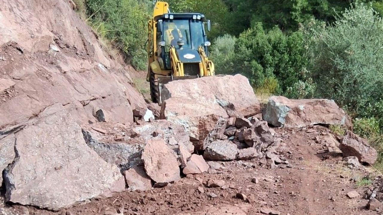 Efeler’de sağanak yağışın kapattığı mahalle yolları yeniden açıldı