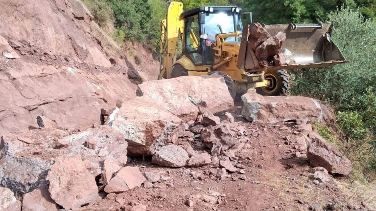 Efeler'de kapanan yollar yeniden açıldı