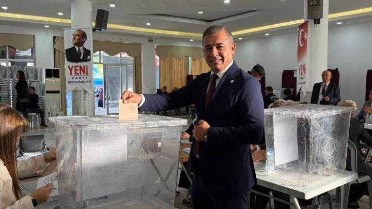 YENİ Parti Didim sandığa akın etti: Başkan Adayı Demir de oyunu kullandı