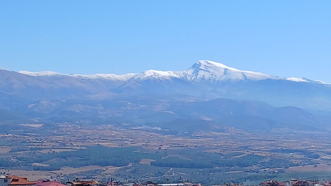 Karacasu simgesi Babadağ'a yılın ilk karı düştü