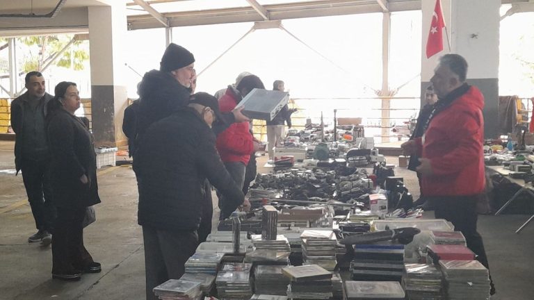 Ekonominin sokaktaki nabzı: Bit pazarı tezgahlarında tutuluyor
