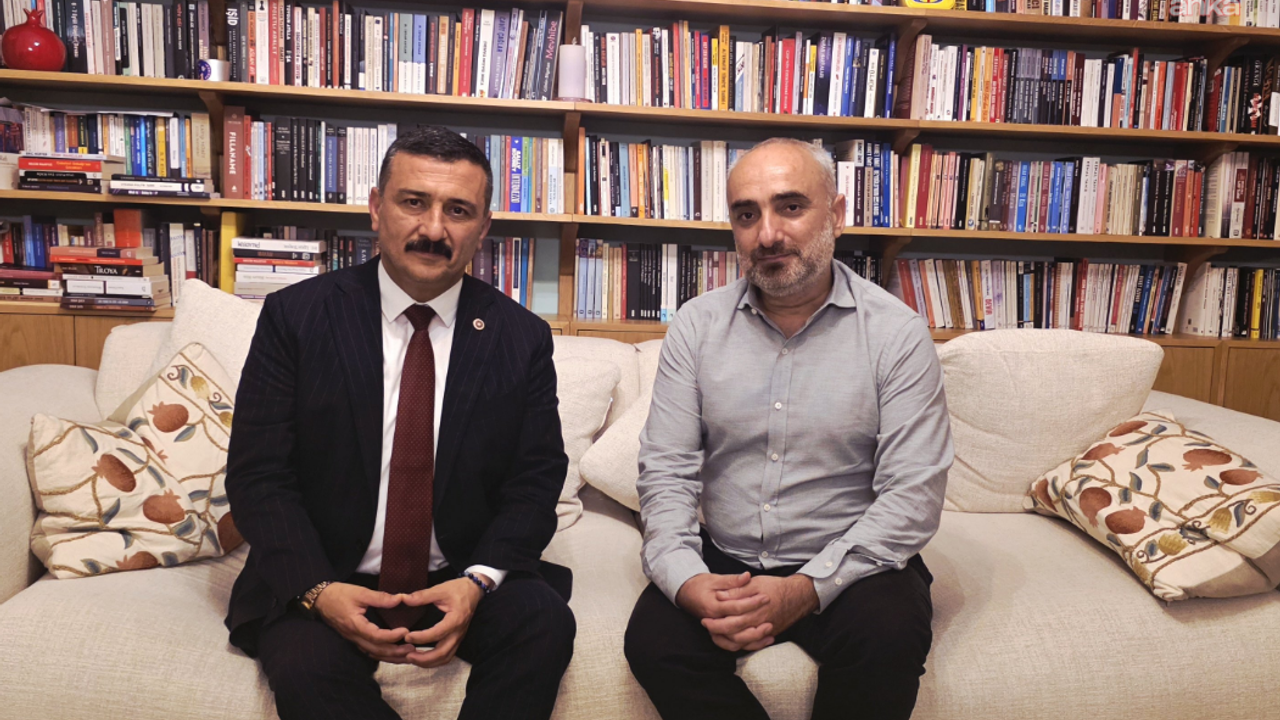 İYİ Partili Türkoğlu, ev hapsindeki gazeteci İsmail Saymaz’ı ziyaret etti