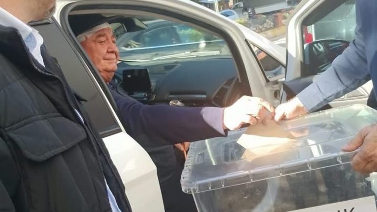 Nazilli’de ameliyatlı haliyle sandığa geldi! Atila Talay için sandık otomobile götürüldü