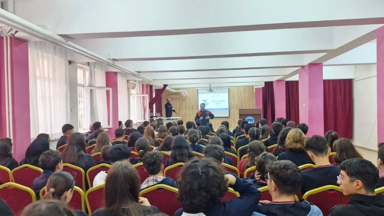 Liseli öğrenciler afetlere karşı bilinçleniyor