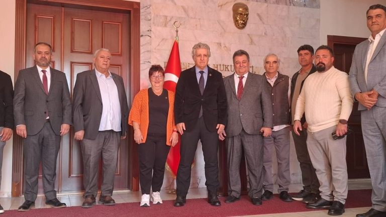'Muhtarlar' Kuşadası'nda Ata'nın huzurunda buluştu