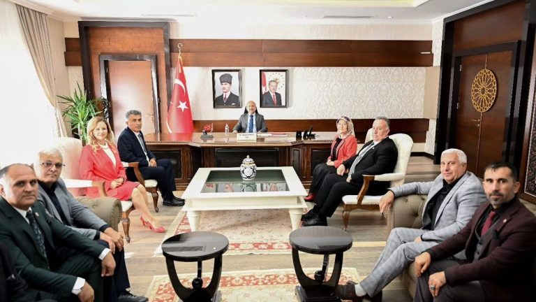Vali Varol kentteki muhtarları makamında ağırladı